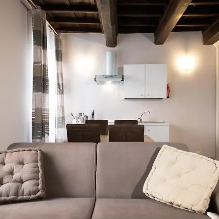 Magenta Collection Crociferi 1 * Roma